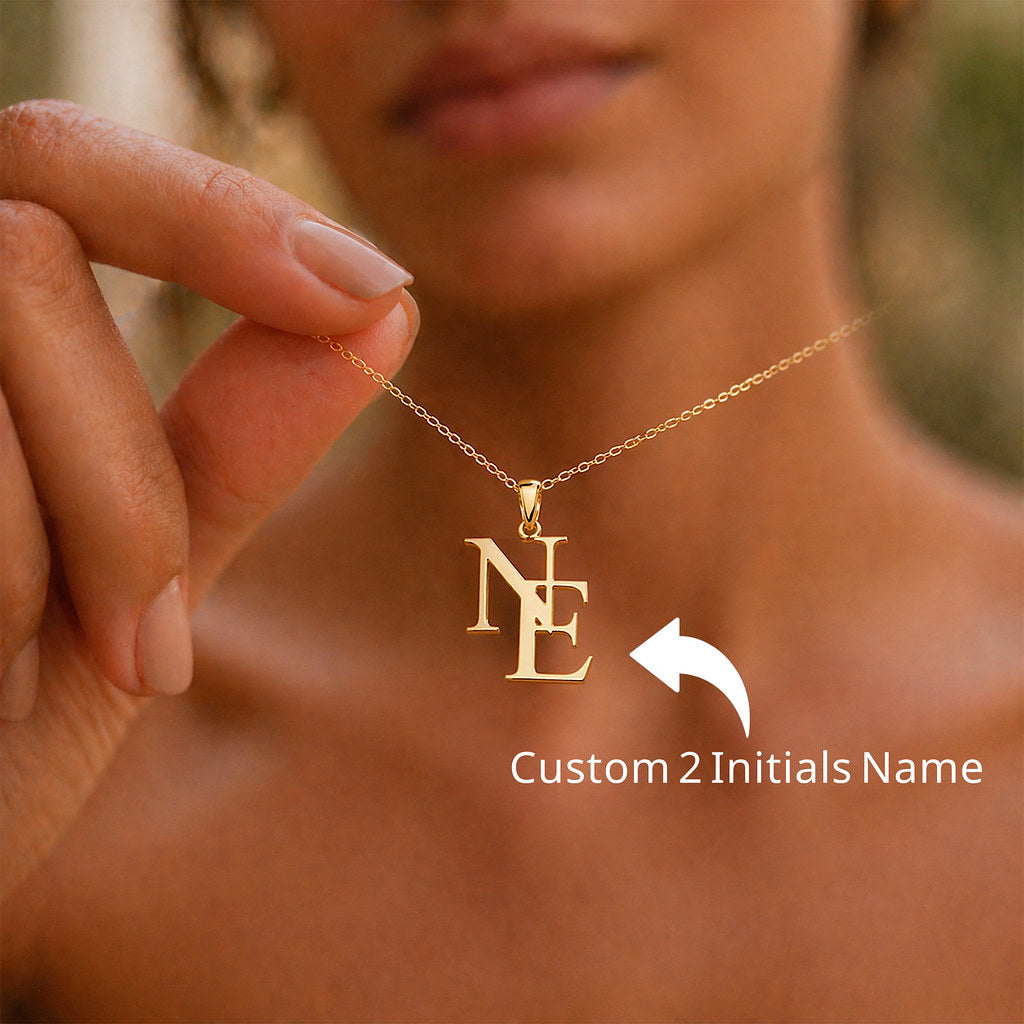 Close-up of intertwined initial pendant in gold - Calioras