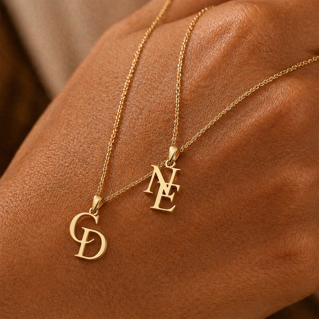 Close-up of intertwined initial pendant in gold - Calioras