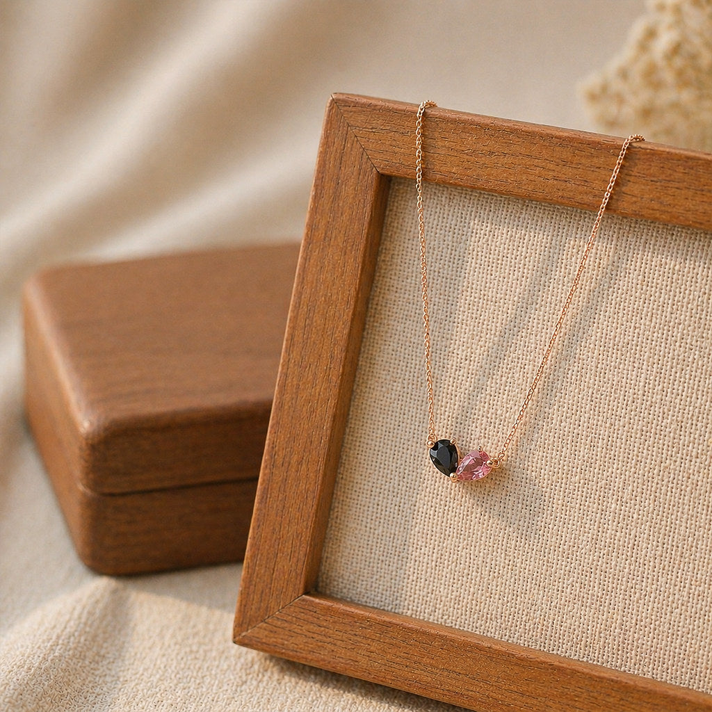 Close-up of heart birthstone pendant in 18K gold - Calioras